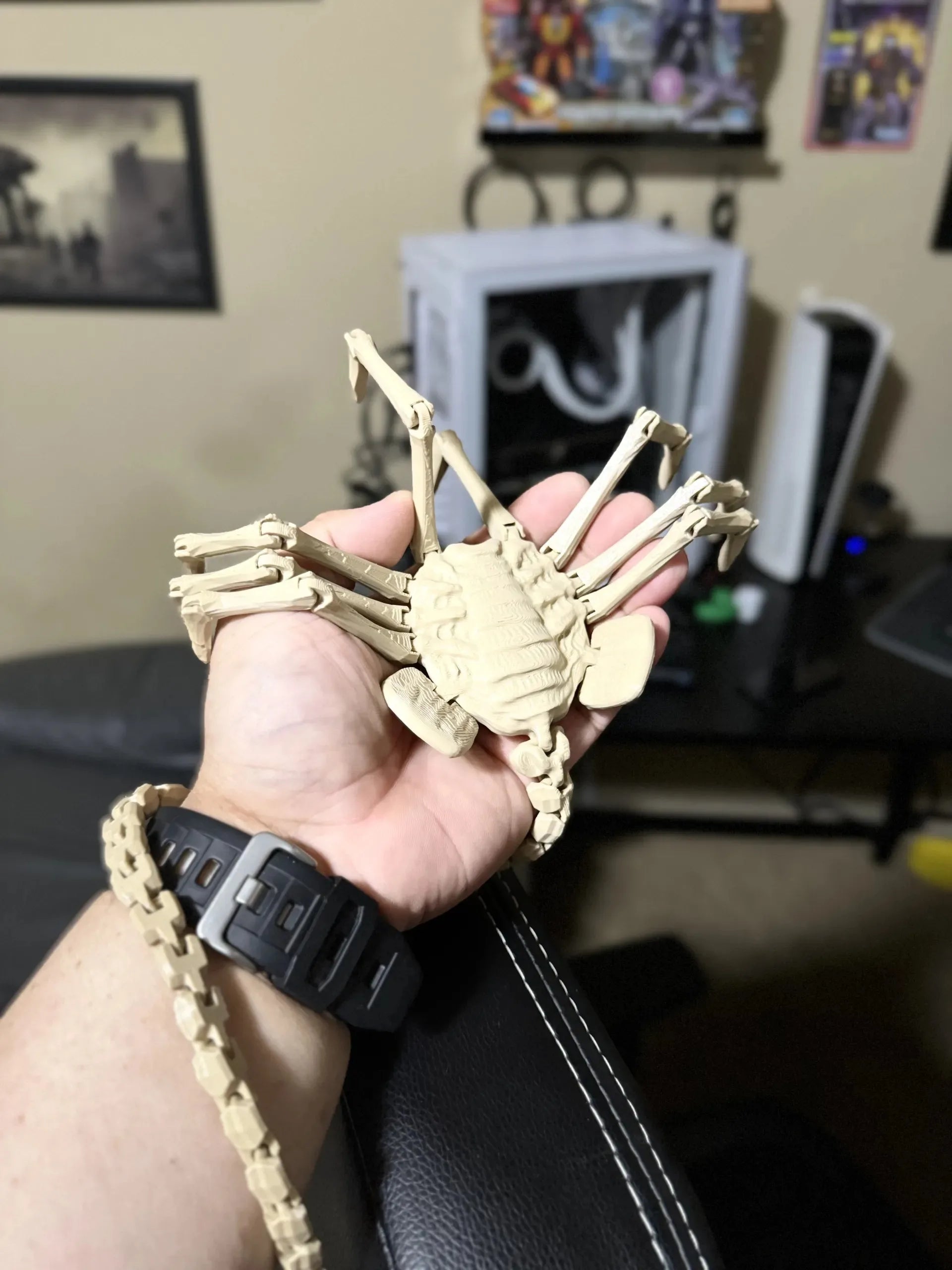 Facehugger Replica Prop – Articulated Alien Horror Collectible